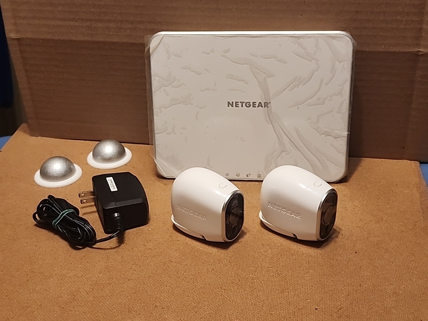 NETGEAR ARLO VMB3000 HOME BASE & 2 VMC3030 HD WIRE-FREE CAMERA INDOOR/OUTDOOR