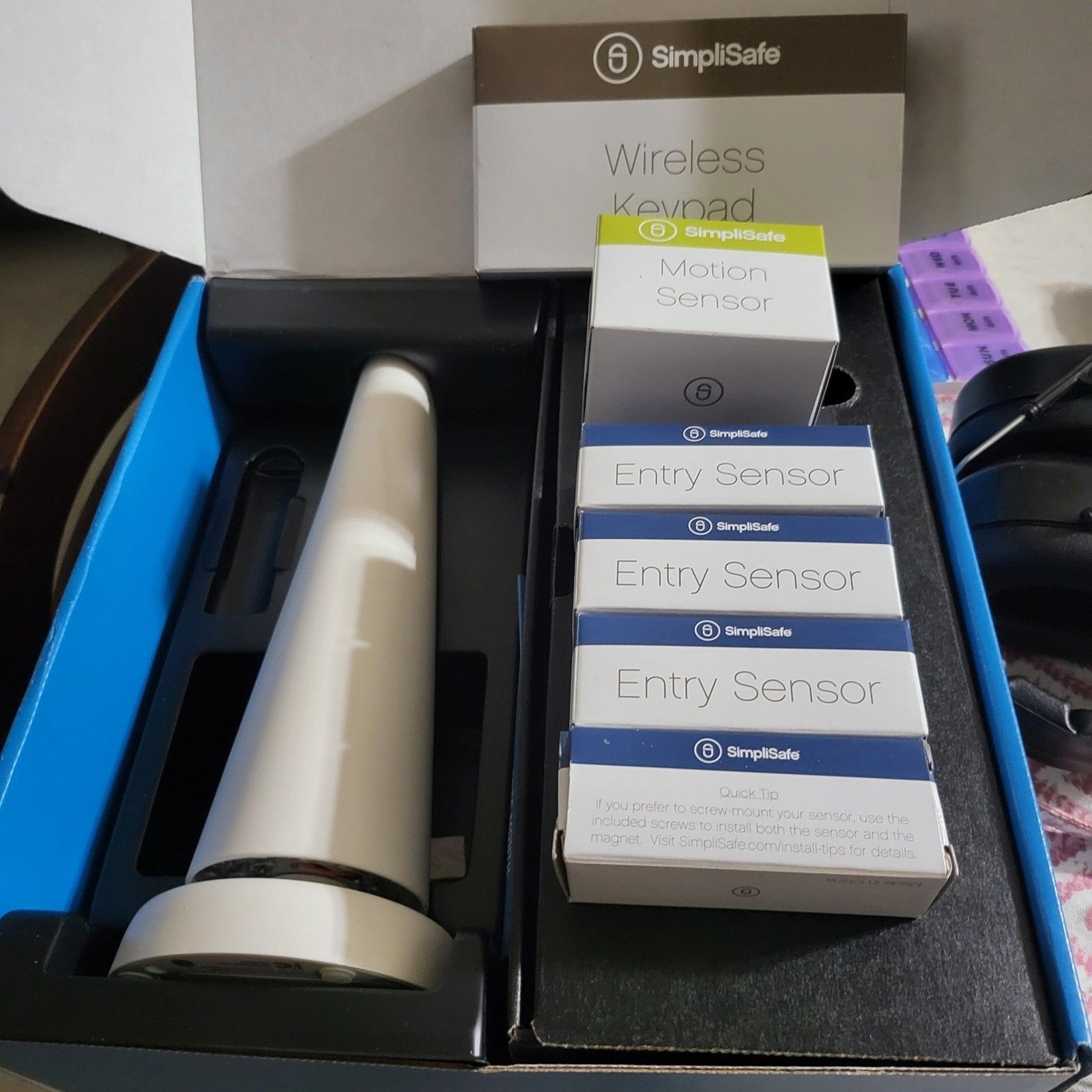 SimplySafe system 6 Pieces open box