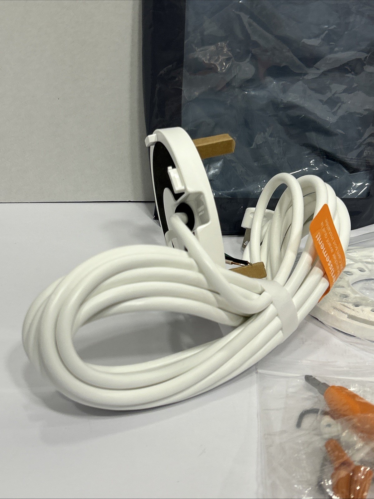 Ring Plug-In Mount for Floodlight Cams – White US Open Box NEW