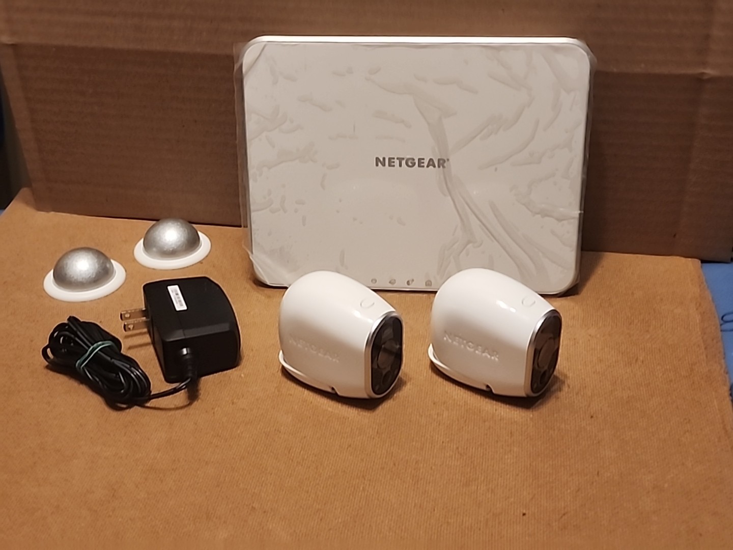 NETGEAR ARLO VMB3000 HOME BASE & 2 VMC3030 HD WIRE-FREE CAMERA INDOOR/OUTDOOR
