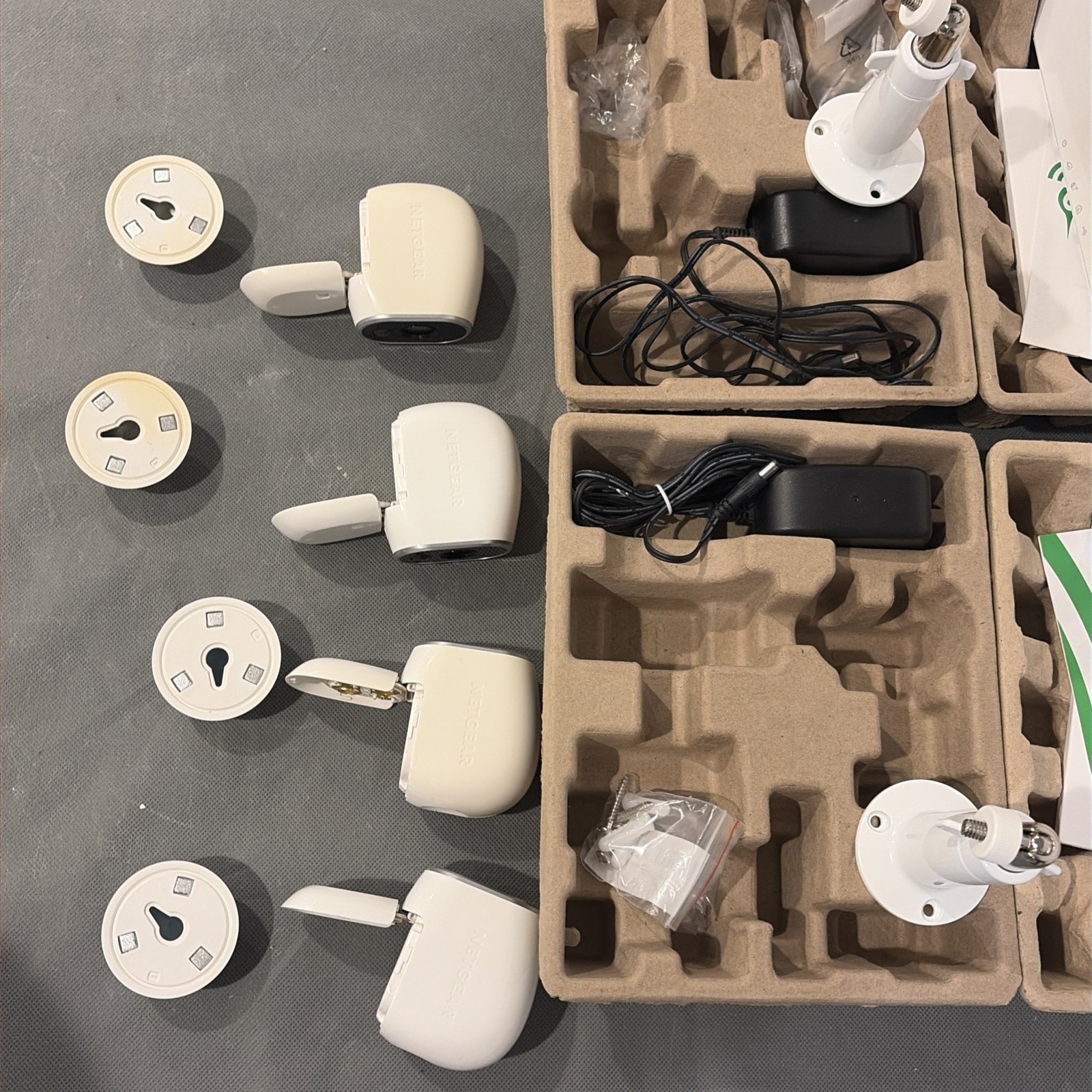 Arlo Netgear 2 Hub Cloud With Charger VMB3000 & VMC3030 4 Cameras