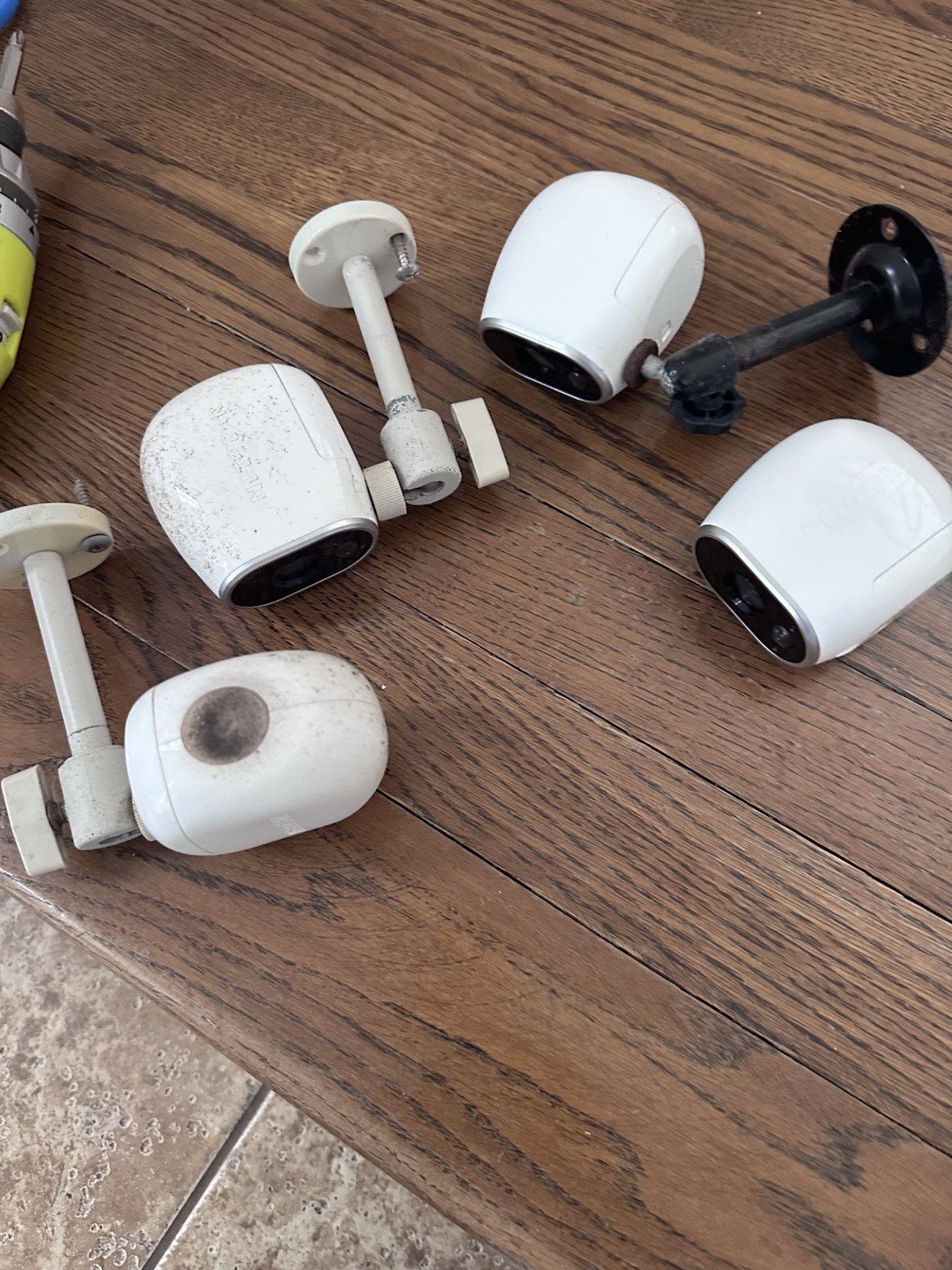 Arlo Netgear Hub Cloud VMC3030 3 Cameras With Brackets