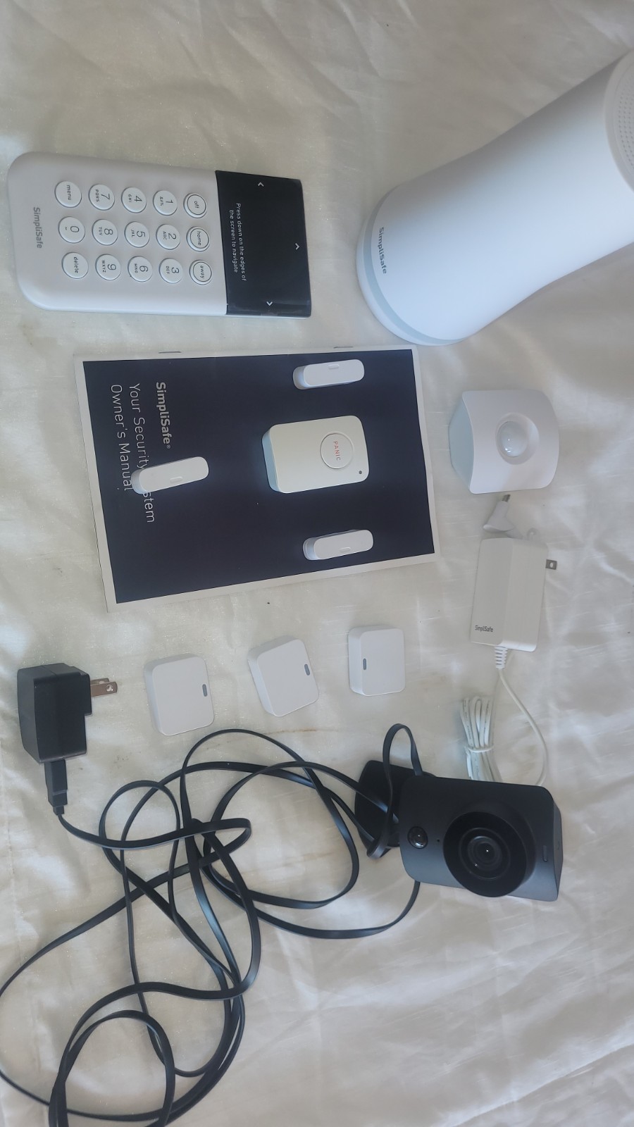 SimpliSafe Camera Home Security System Base Station SSCS3 W Keypad, Entry sensor