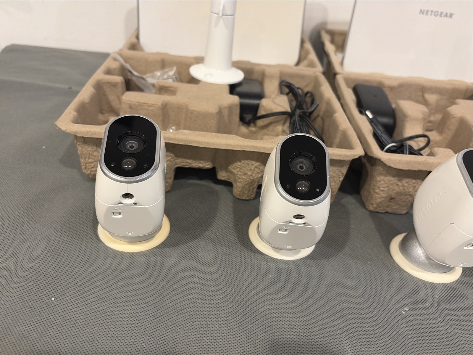 Arlo Netgear 2 Hub Cloud With Charger VMB3000 & VMC3030 4 Cameras