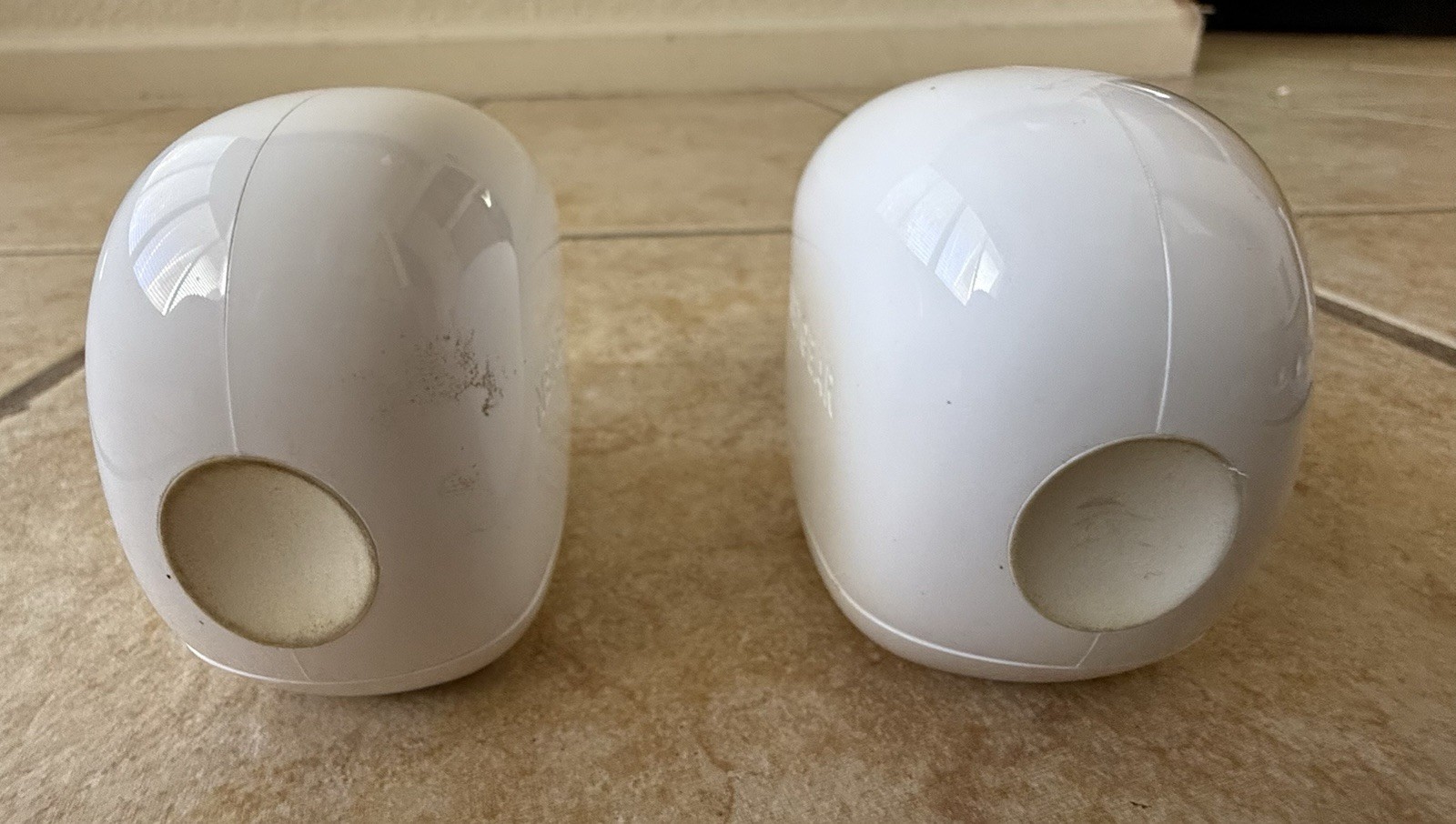 2 Netgear Arlo VMC3030 Indoor/Outdoor Security Cameras w/2 Magnet Mount & Wall