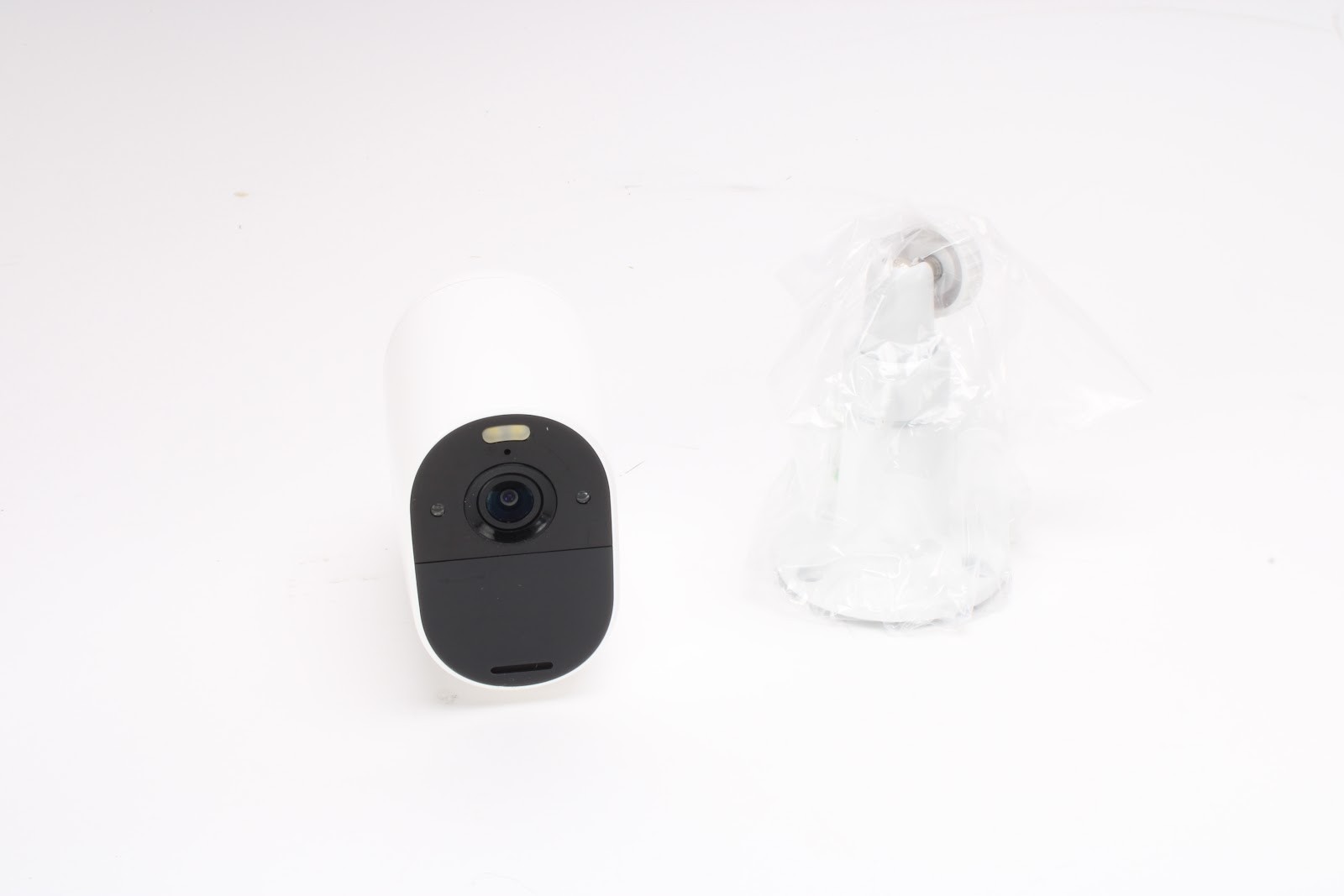 Arlo VMK2430Y-1BYNAS Spotlight Security Camera (4-Pack) With Accessories – Fair