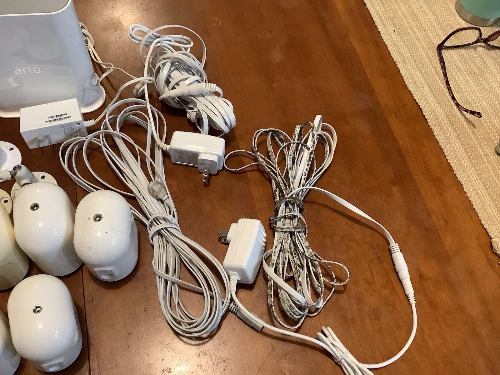 Arlo VMB4540 Wireless Home Security 5 Camera System W/ Home base 3 Long Chargers