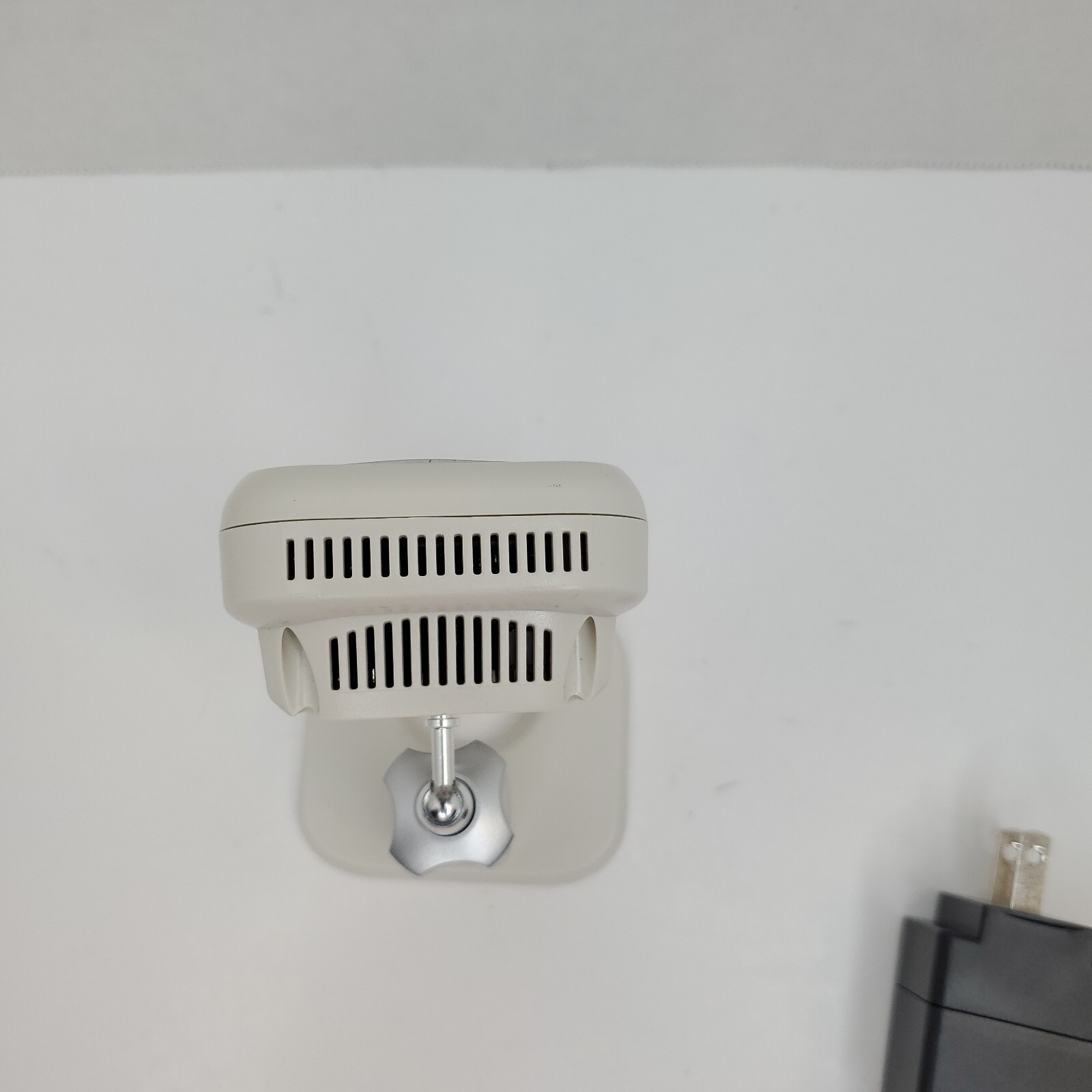 LifeShield SCH1R1-29 White/Black Wired Di Camera with Stand and Power Cable