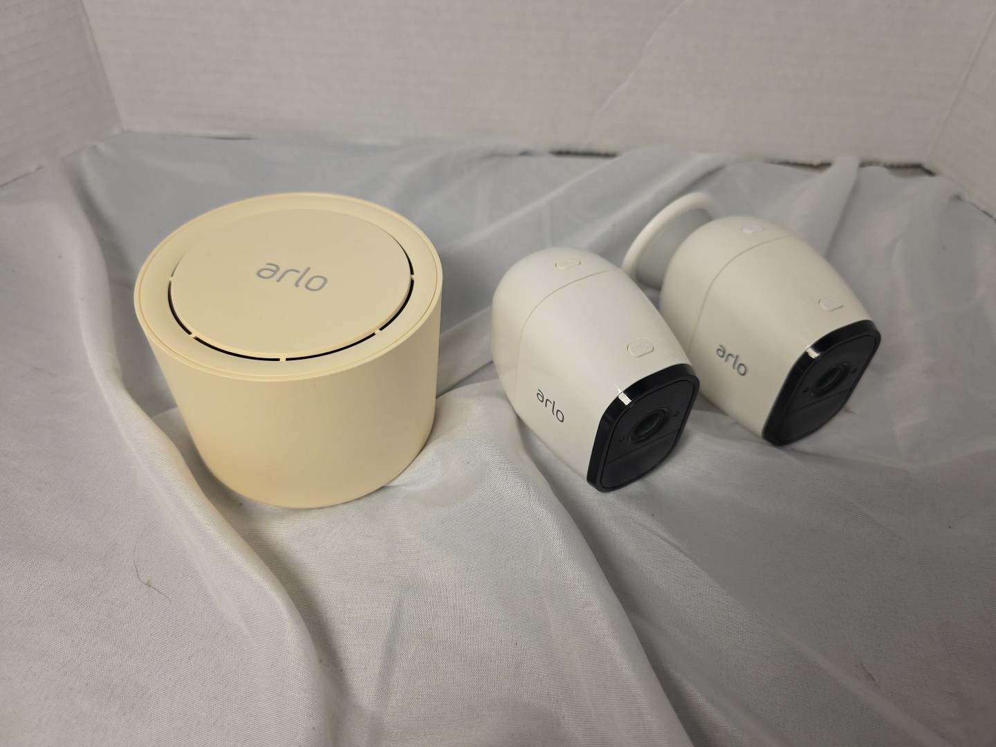 Arlo VMB3500 Base Station + 2 VMC3030 Cameras + 1 Magnetic Mounts