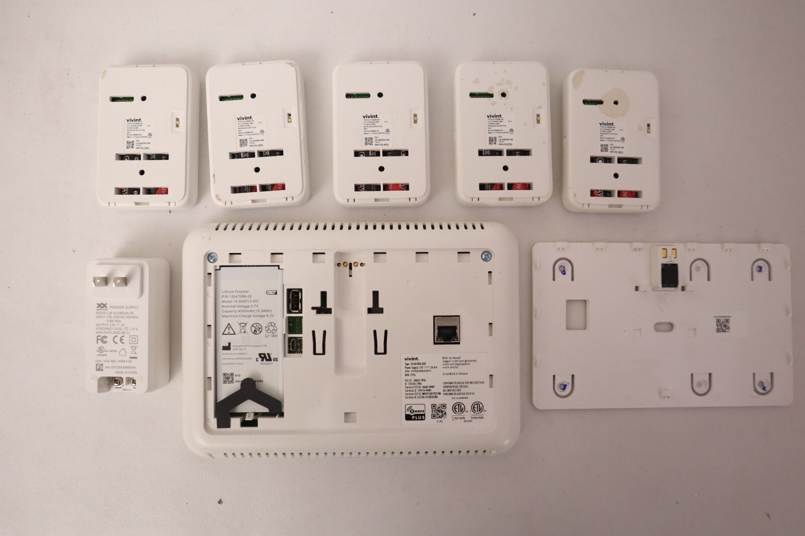Vivint Smart Home Sky Control Panel Smart Hub VS-SH2000-C00 W/ 5x VS-GB2000