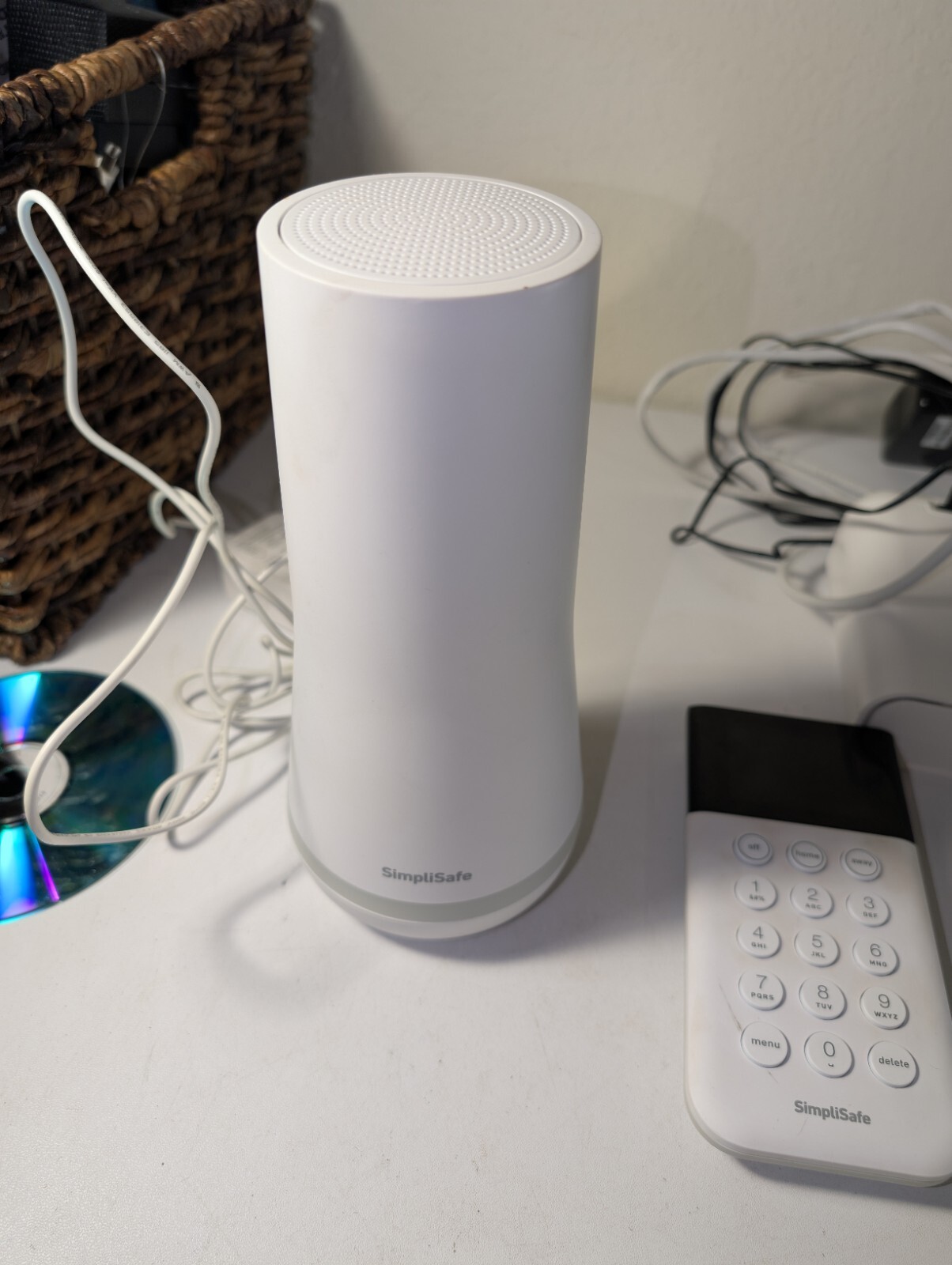 SimpliSafe HSK103 Home Security Kit With Netgear Arlo Pro Base Station Bmv4000